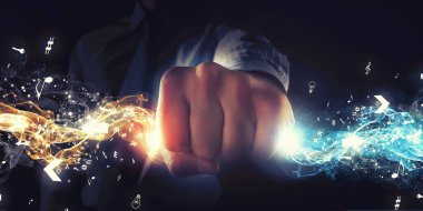 Adam ışık akışı yakalamak. Karışık teknik