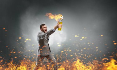 İşadamı atma benzin bomba. Karışık teknik