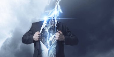 Onun süper gücü yok. Karışık teknik