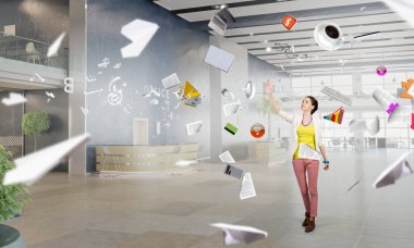 Hippi kız ofiste. Karışık teknik