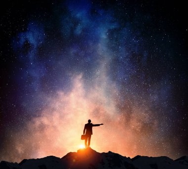 Yıldızlı gökyüzü karşı iş adamı. Karışık teknik