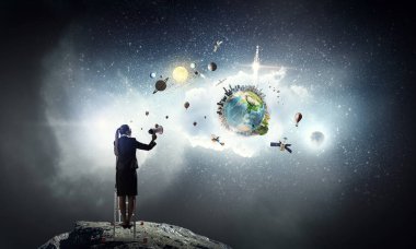 Kadın megafon yapım duyuruda. Karışık teknik