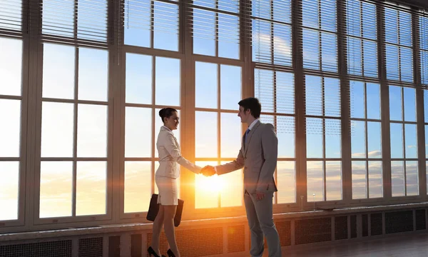 Obchodní partneři handshake. Kombinovaná technika — Stock fotografie