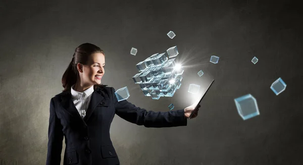 Mujer de negocios con tableta pc. Medios mixtos — Foto de Stock