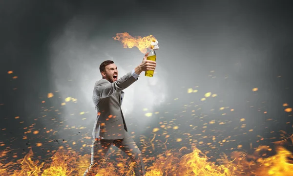 İşadamı atma benzin bomba. Karışık teknik