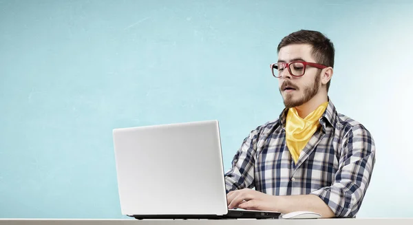 Hipster-Typ mit Laptop. Gemischte Medien — Stockfoto