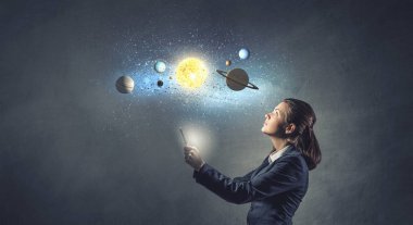 Tablet pc ile iş kadını. Karışık teknik