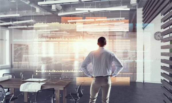 Geschäftsmann in seinem Büro. Gemischte Medien — Stockfoto