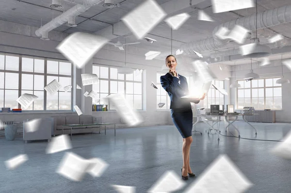 Elegante mujer de negocios pensando en algo. Medios mixtos —  Fotos de Stock