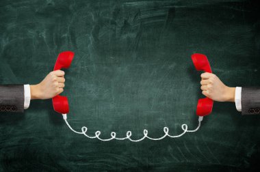 Alıcı elinde telefon. Karışık teknik