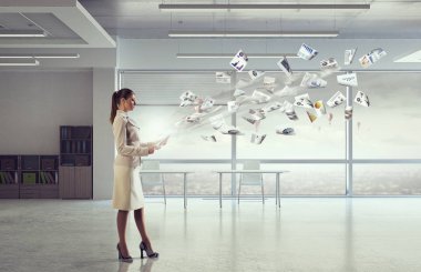 Çekici meşgul iş kadını. Karışık teknik