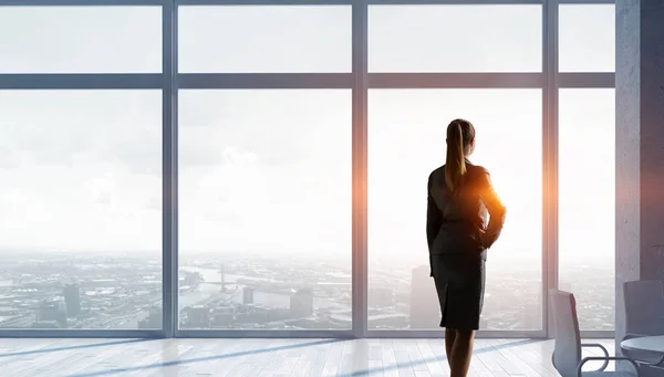 Una mujer de negocios en su oficina. Medios mixtos — Foto de Stock