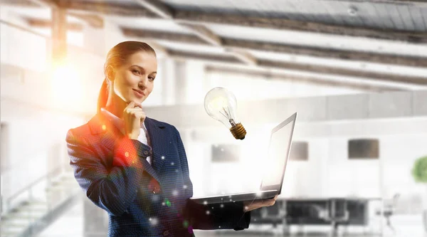 Elegante mujer de negocios pensando en algo. Medios mixtos — Foto de Stock