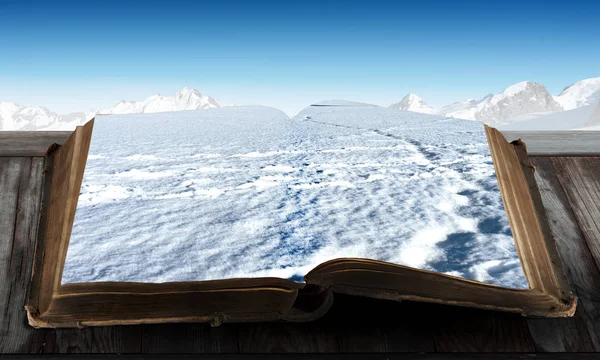 Libro con paisaje en páginas. Medios mixtos — Foto de Stock