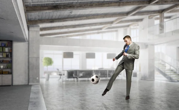 Jugando fútbol de oficina. Medios mixtos —  Fotos de Stock