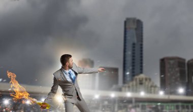 İşadamı atma benzin bomba. Karışık teknik