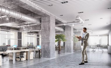 Ofisinde bir iş adamı. Karışık teknik