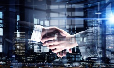 Ortaklar el sallıyor. Karışık teknik