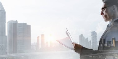 İşadamı modern şehir bir arka plana dayanır. Karışık teknik