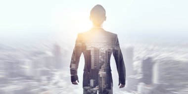 İşadamı modern şehir bir arka plana dayanır. Karışık teknik