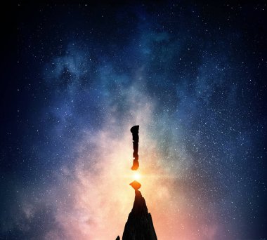 Karanlığın içinde ünlem işareti. Karışık teknik