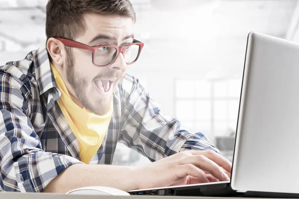 Hipster facet użytkowania laptopa. Techniki mieszane — Zdjęcie stockowe