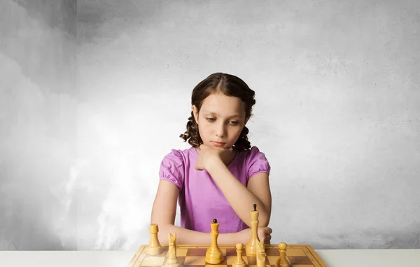 Jogo de xadrez para a mente inteligente. Meios mistos — Fotografia de Stock