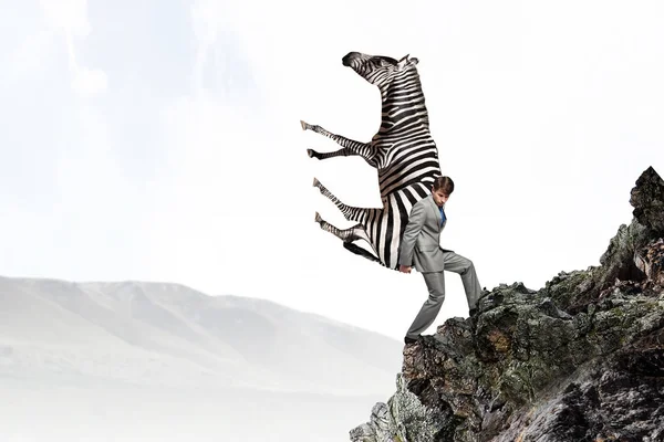 Homem de negócios carregando zebra. Meios mistos — Fotografia de Stock