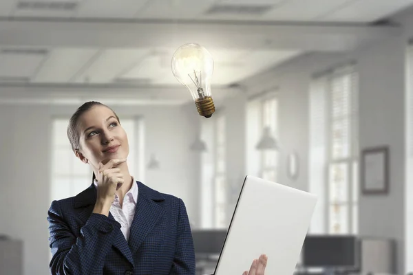 Elegante mujer de negocios pensando en algo. Medios mixtos — Foto de Stock