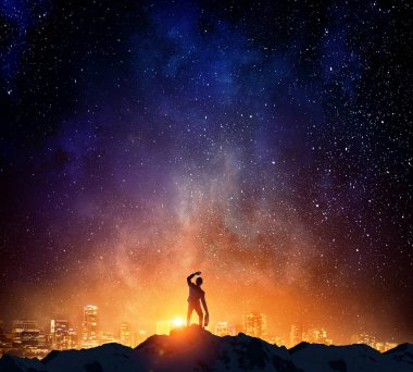 Yıldızlı gökyüzü karşı iş adamı. Karışık teknik