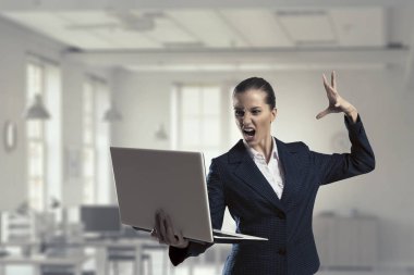 Dizüstü elinde olan kadın. Karışık teknik