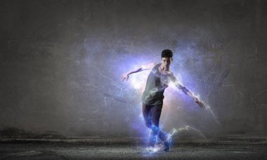 B-boy bazı performans taşır. Karışık teknik