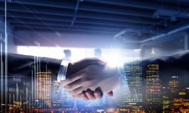 Ortaklar el sallıyor. Karışık teknik