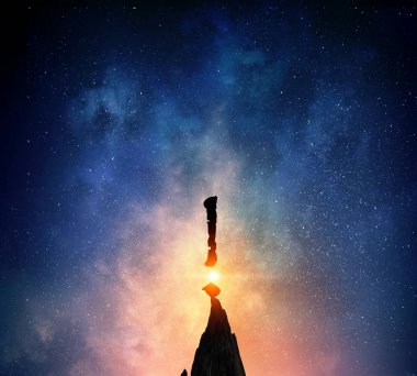 Karanlığın içinde ünlem işareti. Karışık teknik