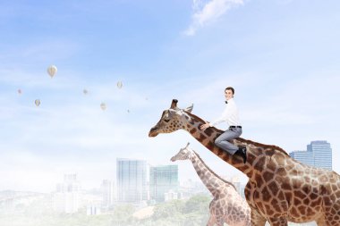 Adam zürafa binmek. Karışık teknik