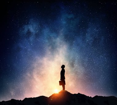 Yıldızlı gökyüzü karşı iş adamı. Karışık teknik