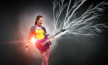 Konser rock müzisyeni. Karışık teknik