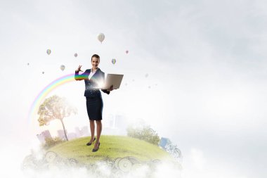 Dizüstü elinde olan kadın. Karışık teknik