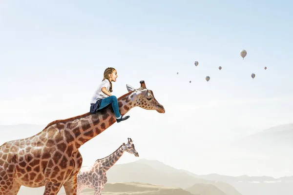 아이 기린을 타고. 혼합 매체 — 스톡 사진