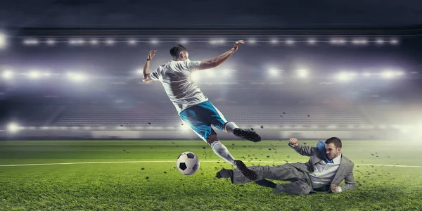 Futbol oynamak bir iş adamı. Karışık teknik