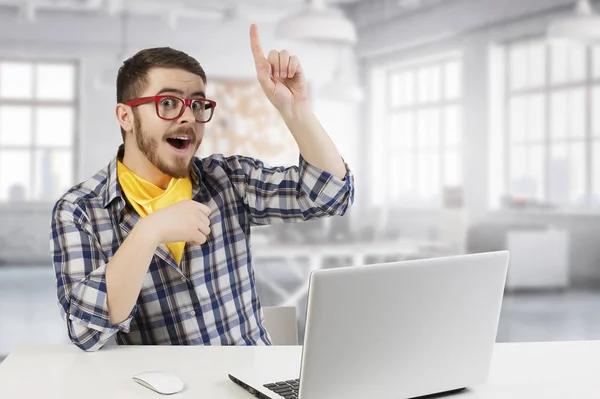 Hipster guy användning laptop. Mixed media — Stockfoto