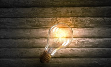 Ahşap yüzey üzerinde ampul. Karışık teknik