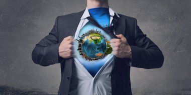 Onun süper gücü yok. Karışık teknik