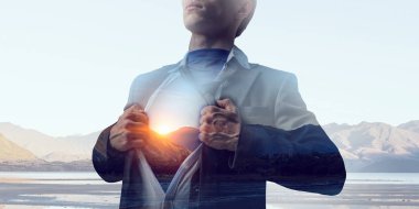 İşadamı ve modern şehir maruz. Karışık teknik