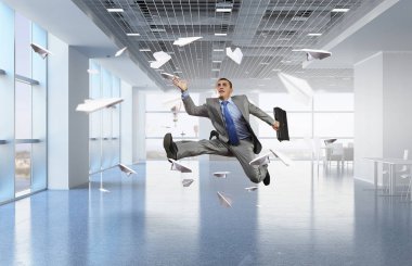 İşadamı office odasında dans. Karışık teknik