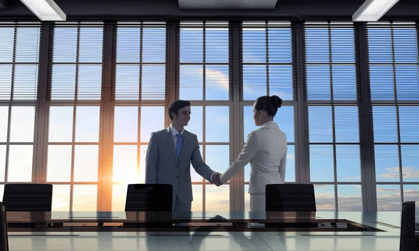 Obchodní partneři handshake. Kombinovaná technika — Stock fotografie
