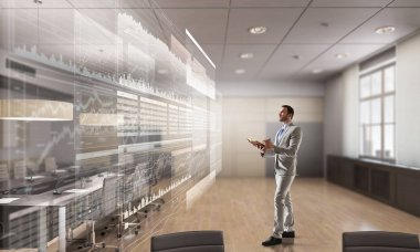 Ofisinde bir iş adamı. Karışık teknik