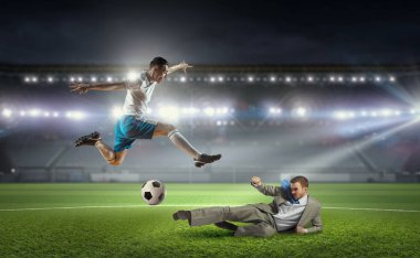 Futbol oynamak bir iş adamı. Karışık teknik