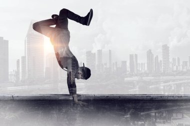 B-boy bazı performans taşır. Karışık teknik