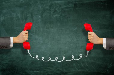 Alıcı elinde telefon. Karışık teknik